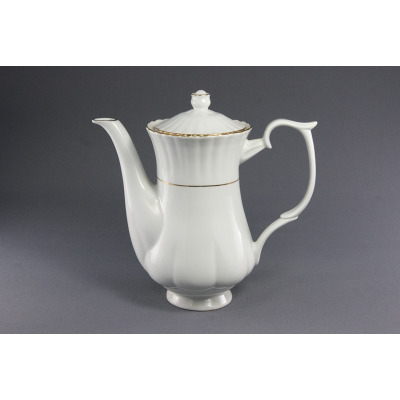 Biały porcelanowy imbryk Chodzież Iwona B014 o pojemności 1,10 l z subtelnym żłobkowaniem, zdobiony elegancką złotą linią, widoczny z profilu na szarym tle.