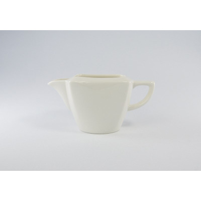 Biała porcelanowa sosjerka 0,50 l marki Karolina z serii Hiruni. Naczynie o nowoczesnym, geometrycznym kształcie z wyprofilowanym dzióbkiem i wygodnym uchwytem.