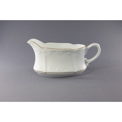 Biała porcelanowa sosjerka 0,45 l z serii Kamelia marki Chodzież. Naczynie o eleganckim, profilowanym kształcie z subtelnym reliefem i delikatnym złotym
