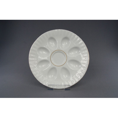 Biały porcelanowy półmisek na jaja Chodzież Iwona B014 o średnicy 21 cm. Okrągłe naczynie z ośmioma wgłębieniami i centralnym miejscem, zdobione subtelną złotą