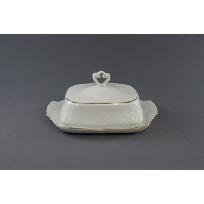 Biała porcelanowa maselnica Chodzież B014 Kamelia z eleganckim złotym wykończeniem brzegów. Klasyczny fason z ozdobnym uchwytem na pokrywce, widok z przodu.
