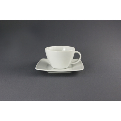 Biała porcelanowa filiżanka ze spodkiem Victoria marki Lubiana o pojemności 0,22 l. Klasyczny, minimalistyczny design na szarym tle, widok z przodu.