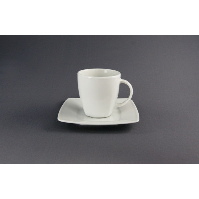 Biała porcelanowa filiżanka ze spodkiem Victoria marki Lubiana o pojemności 0,25 l. Minimalistyczny design na szarym tle, widok z przodu na naczynie o gładkiej
