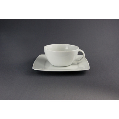 Biała porcelanowa filiżanka 0,28 l ze spodkiem Victoria marki Lubiana. Minimalistyczny zestaw o kwadratowym kształcie talerzyka, ujęty na wprost na szarym tle.
