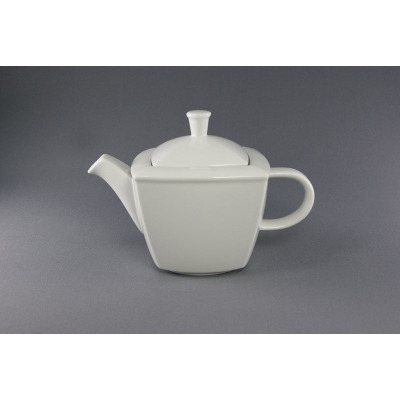 Biały porcelanowy czajnik Victoria marki Lubiana o pojemności 1,00 l. Naczynie o nowoczesnym, geometrycznym kształcie z profilowanym dzióbkiem, widok z boku.
