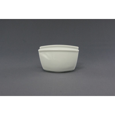 Biały porcelanowy serwetnik Victoria marki Lubiana o minimalistycznym, zaokrąglonym kształcie, ukazany na jednolitym szarym tle w ujęciu od frontu.