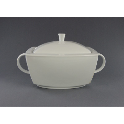 Biała porcelanowa waza Victoria marki Lubiana o pojemności 2,70 l. Naczynie o nowoczesnym, geometrycznym kształcie z pokrywką i dwoma uchwytami na szarym tle.