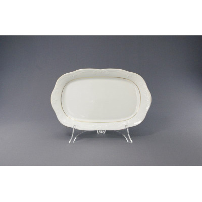 Półmisek głęboki 24 cm z kolekcji Kamelia marki Chodzież. Biała porcelana o owalnym kształcie z delikatnym reliefem na brzegach i subtelną złotą linią, na