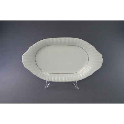 Owalny półmisek Chodzież Iwona 39 cm z białej porcelany. Naczynie posiada delikatne żłobienia na brzegach oraz elegancką złotą linię. Widok z przodu na stojaku.