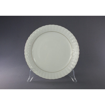 Talerz płytki 26 cm Iwona Złota linia marki Chodzież. Biała porcelana z delikatnym tłoczonym wzorem na obrzeżu i subtelnym złotym zdobieniem, wyeksponowana na