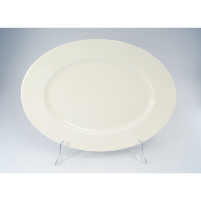 Półmisek owalny 36 cm Lorel marki Karolina w kolorze kremowej bieli. Klasyczne, gładkie naczynie porcelanowe o minimalistycznym designie, wyeksponowane na