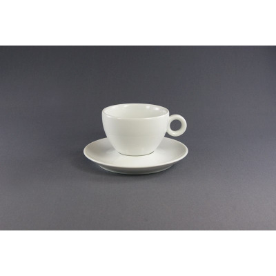Biała porcelanowa filiżanka 0,28 l ze spodkiem marki Lubiana z serii BOLA. Naczynie o minimalistycznym designie z charakterystycznym okrągłym uchem na szarym