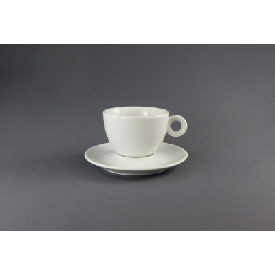 Biała porcelanowa filiżanka ze spodkiem BOLA marki Lubiana o pojemności 0,20 l. Klasyczny, minimalistyczny design z charakterystycznym okrągłym uchem na szarym