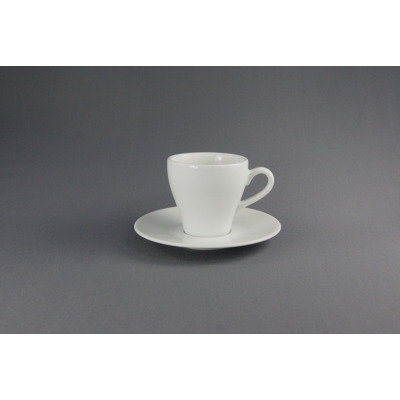 Biała porcelanowa filiżanka ze spodkiem Paula marki Lubiana o pojemności 0,28 l. Klasyczny, minimalistyczny design na jednolitym szarym tle, widok z profilu.