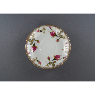 Porcelanowy spodek 14 cm Iwona Złota róża marki Chodzież z motywem różowych kwiatów i pąków na białym tle, wykończony delikatnym, złotym zdobieniem na