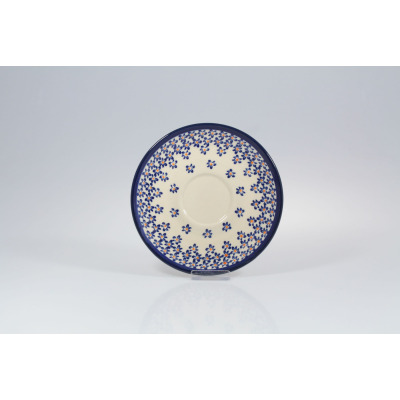 Ceramiczny spodek Bolesławiec 16 cm, model 882A, z charakterystycznym granatowym wzorem drobnych kwiatków z pomarańczowymi środkami na kremowym tle.