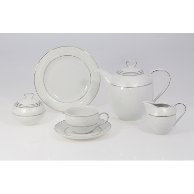 Elegancki zestaw kawowy Chodzież E373 Yvonne na 12 osób. Biała porcelana z delikatnym tłoczonym wzorem i srebrnym wykończeniem: dzbanek, cukiernica, mlecznik i