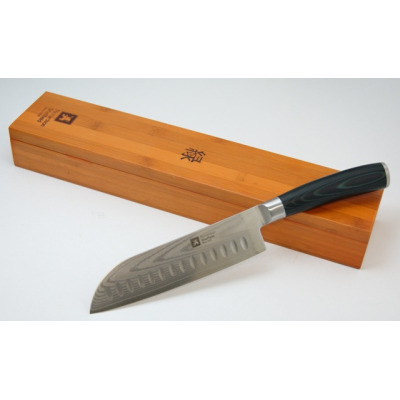 Nóż Santoku 17,5 cm Midori marki Richardson Sheffield ze stali damasceńskiej z charakterystycznym wzorem na ostrzu, ułożony na drewnianym pudełku z logo