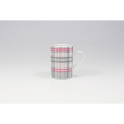 Porcelanowy kubek 300 ml 5932B LEON marki Lubiana w klasycznym, prostym kształcie, ozdobiony eleganckim wzorem w różowo-szarą kratę, widoczny na białym tle.