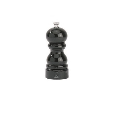 Czarny młynek do pieprzu Peugeot Paris o wysokości 12 cm. Klasyczny, błyszczący design z widocznym logo marki u podstawy oraz metalowym pokrętłem na szczycie.