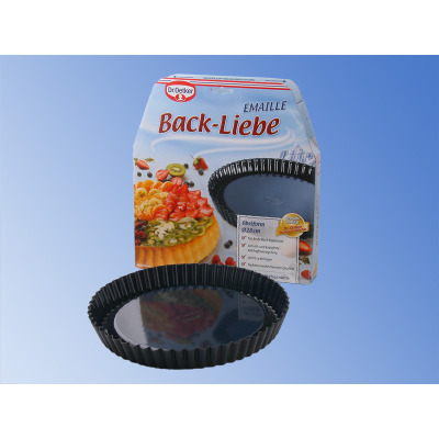Forma na tartę 28 cm Dr Oetker z serii Back-Liebe. Czarna, emaliowana blacha z falistym brzegiem stoi przed opakowaniem z grafiką owocowego wypieku.