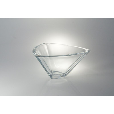 Misa kryształowa Bohemia TRIANGLE o średnicy 24,5 cm. Przezroczyste naczynie o nowoczesnym, trójkątnym kształcie i gładkiej powierzchni na jasnym tle.