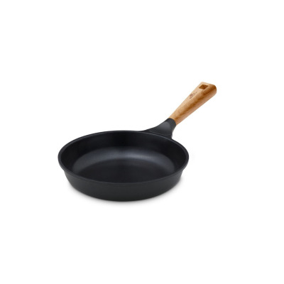 Patelnia ceramiczna 28 cm NATUR marki Gerlach z czarną powłoką nieprzywierającą i ergonomiczną rączką o fakturze jasnego drewna, ukazana w ujęciu z ukosa.