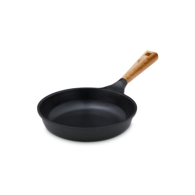 Patelnia ceramiczna 24 cm NATUR marki Gerlach z czarną powłoką nieprzywierającą i ergonomiczną rączką o fakturze jasnego drewna, ujęta pod kątem z boku.