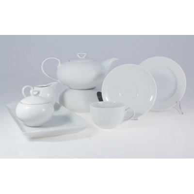 Biały garnitur do herbaty Chodzież E755 Yvette z porcelany w delikatne prążki. Zestaw obejmuje czajnik na podgrzewaczu, cukiernicę, dzbanek, filiżankę oraz