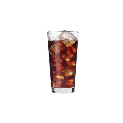 Wysoka szklanka Pure o pojemności 350 ml marki Krosno Glass S.A. wypełniona ciemnym napojem z dużą ilością lodu, widoczna na białym tle.