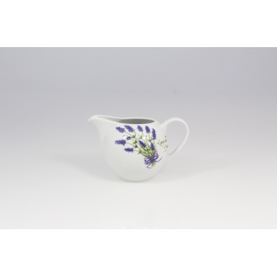Biały porcelanowy dzbanek do mleczka Lubiana Venus o pojemności 0,30 l z motywem bukietu lawendy i napisem Lavande Spica, widok z profilu na jasnym tle.