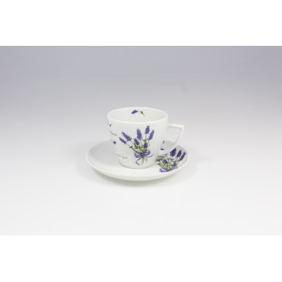 Biała porcelanowa filiżanka ze spodkiem Lubiana 0,35 l z serii 5979 Lawenda. Naczynia zdobione motywem bukietów fioletowej lawendy z napisem Lavandula Spica.