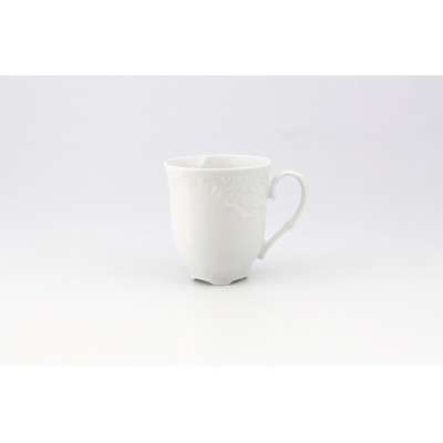 Biały porcelanowy kubek 300 ml z kolekcji Rococo marki Ćmielów. Naczynie o klasycznym kształcie z subtelnym, wypukłym zdobieniem i profilowanym uszkiem.