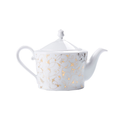 Porcelanowy czajnik MIX & MATCH Cosmopolitan od Ćmielów Design Studio o pojemności 1,10 l. Białe naczynie zdobione delikatnym, złotym roślinnym ornamentem.