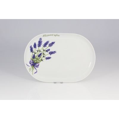 Owalny półmisek Lubiana 33 cm z serii Lawenda. Biała porcelana ozdobiona bukietem fioletowych kwiatów z kokardą oraz napisem Lavandula Spica. Widok z góry.