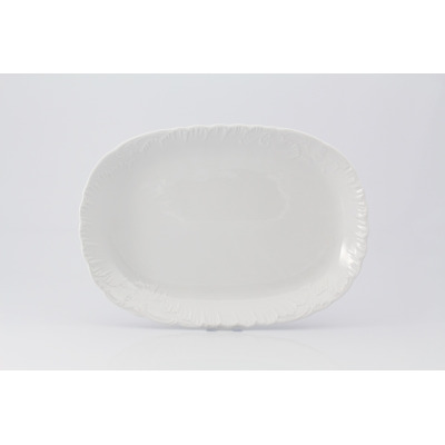Biały, owalny półmisek 33 cm z kolekcji Rococo marki Ćmielów. Klasyczna porcelana z ozdobnym, reliefowym zdobieniem na brzegach, widoczna z góry.