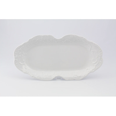 Biała porcelanowa taca Ćmielów 36 cm z serii Rococo. Owalne naczynie o ozdobnych, reliefowych brzegach z motywami roślinnymi, widok z góry na jasnym tle.