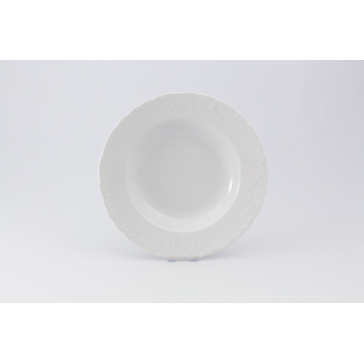 Biały talerz głęboki 22,5 cm z serii Rococo marki Ćmielów. Klasyczna porcelana z ozdobnym, reliefowym zdobieniem na szerokim kołnierzu, widok z góry.