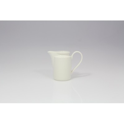 Biały porcelanowy dzbanek do mleczka BANQUET marki RAK Porcelain o pojemności 0,15 l. Minimalistyczne naczynie z wyprofilowanym dzióbkiem, widok z boku.