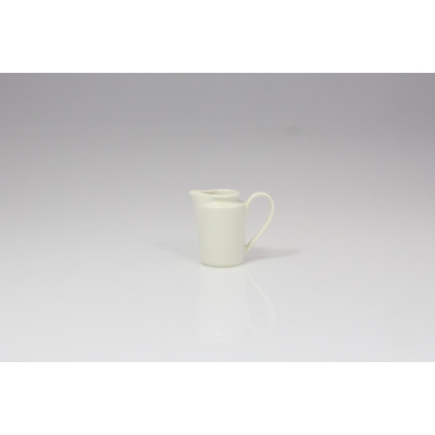 Biały porcelanowy dzbanek do mleczka 0,05 l marki RAK Porcelain z serii BANQUET. Naczynie o minimalistycznym designie z wyprofilowanym dzióbkiem, widok z boku.