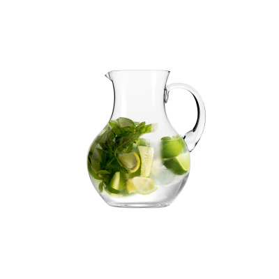Szklany dzbanek Harmony o pojemności 1,80 l marki Krosno Glass wypełniony wodą z plasterkami cytryny, limonki, ogórka i świeżą miętą na białym tle.