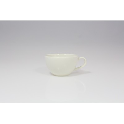 Biała filiżanka RAK Porcelain o pojemności 0,22 l z serii BANQUET. Klasyczne naczynie o gładkiej powierzchni i zaokrąglonym kształcie, ujęte z profilu na