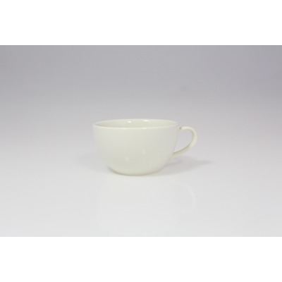 Biała filiżanka 0,28 l z serii BANQUET marki RAK Porcelain o minimalistycznym, zaokrąglonym kształcie, ukazana na jasnym tle w ujęciu z profilu.
