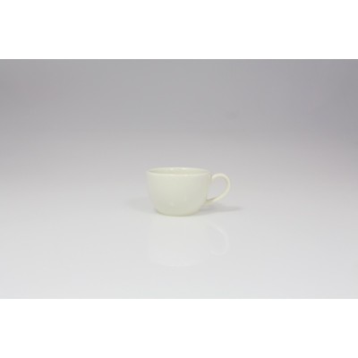 Biała filiżanka do espresso o pojemności 0,09 l z serii BANQUET marki RAK Porcelain. Klasyczne naczynie z gładkiej porcelany, widok z profilu na jasnym tle.