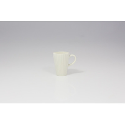 Biała filiżanka do espresso METROPOLIS marki RAK Porcelain o stożkowym kształcie z subtelnym, pionowym żłobkowaniem. Widok z profilu na gładką porcelanę z