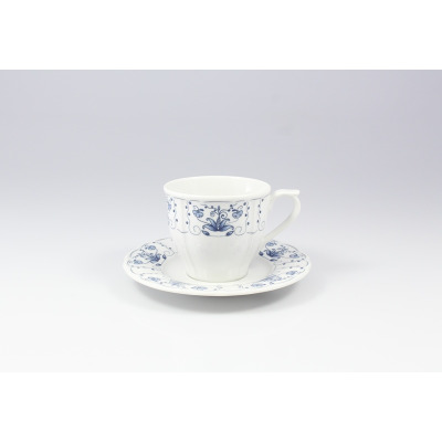 Biała porcelanowa filiżanka 0,20 l ze spodkiem Lubiana MARIA Kaszubska, ozdobiona delikatnym niebieskim wzorem kwiatowym, ustawiona centralnie na jasnym tle.