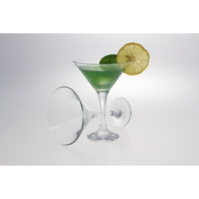 Dwa szklane kieliszki do martini MISKET marki LAV o pojemności 175 ml. Jeden wypełniony zielonym koktajlem z plasterkiem cytryny i listkiem, drugi pusty