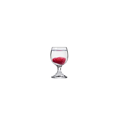 Kieliszek do wódki Balance marki Krosno Glass o pojemności 45 ml wypełniony wodą, w której zanurzona jest świeża malina. Przejrzyste szkło na tle białym.
