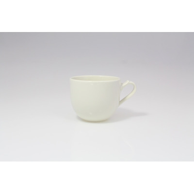 Biały kubek 360 ml z kolekcji ANNA marki RAK Porcelain. Klasyczne naczynie o gładkiej powierzchni i zaokrąglonym kształcie, ukazane w ujęciu z profilu na