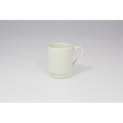 Biały kubek 0,30 l z serii BANQUET marki RAK Porcelain. Klasyczne naczynie z porcelany o gładkiej powierzchni i wyprofilowanym uchwycie, widok z boku.